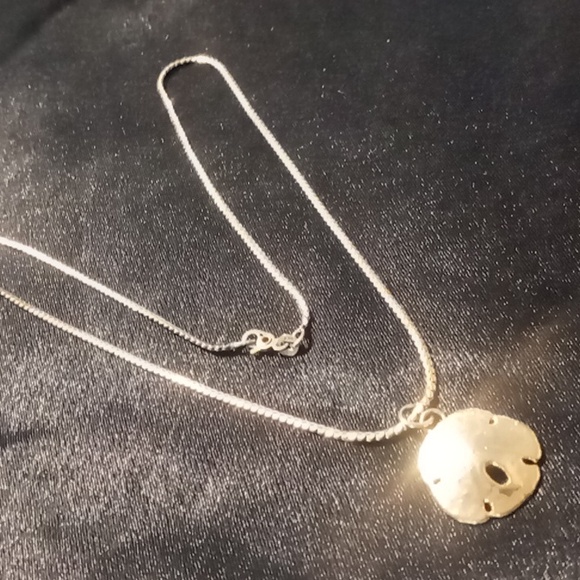 Vintage Gold tone sand dollar necklace 18 inch chain excellent condition. - Picture 1 of 3